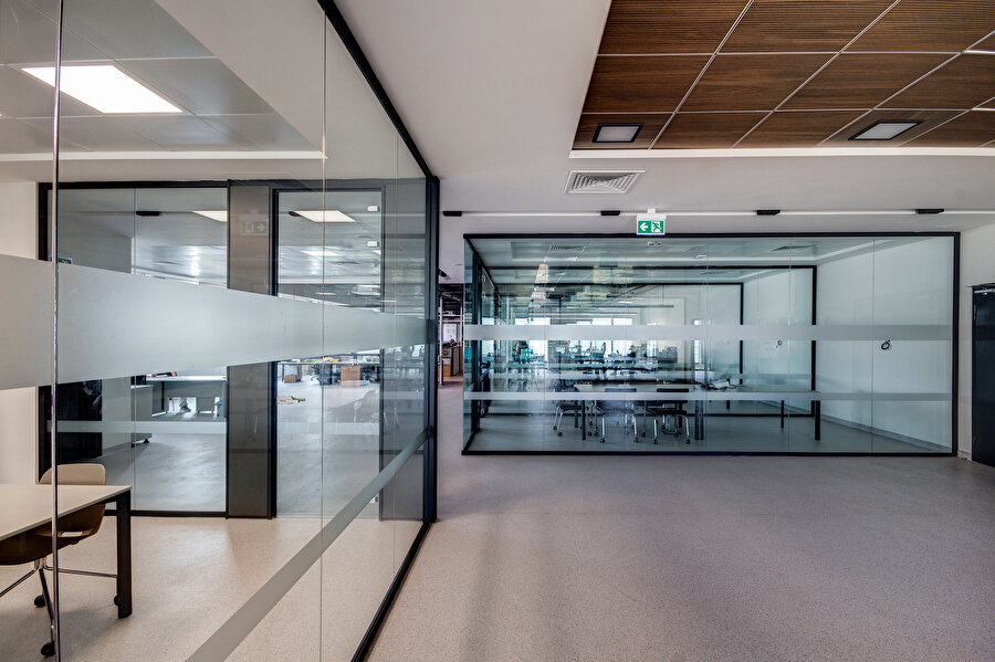 Ofis alanlarında cam duvarlar ile ferah iç mekanlar elde ediliyor.