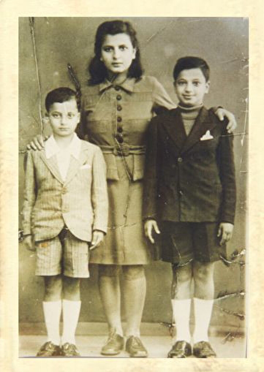 Yaser Arafat'ın çocukluk yılları (sağda).
