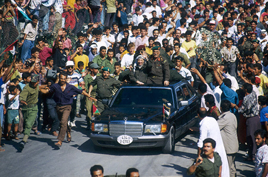 Arafat, FKÖ ile İsrail arasında imzalanan Oslo Anlaşması neticesinde 2 Temmuz 1994'te, 27 yıllık bir sürgünün ardından Gazze'ye döndü. Arafat'ı, on binlerce Filistinli sevinçle karşıladı.