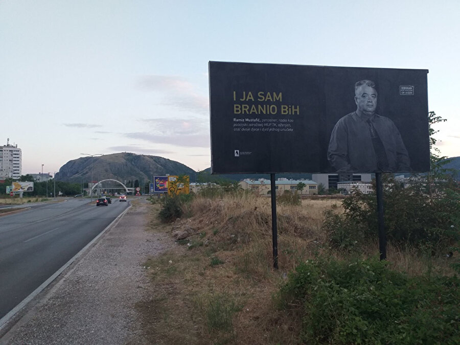 Başkent sokaklarında panolara "Ben de Bosna Hersek'i savundum" yazılı ve savaşa katılan kişilerin yer aldığı afişler asıldı.