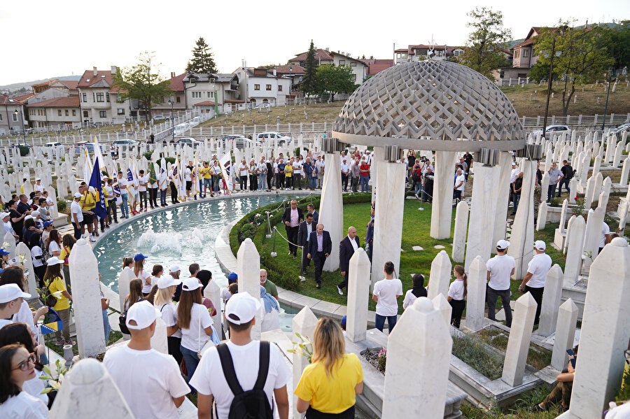 Saraybosna'daki Sönmeyen Ateş Anıtı ve Savaşta Öldürülen Çocuklar Anıtı'nda da törenler düzenlendi.