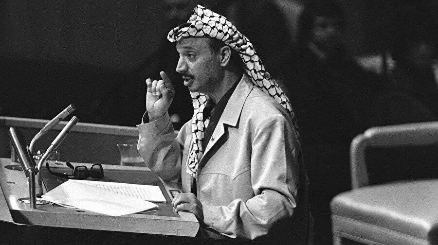 Arafat, BM'deki hafızalara kazınacak tarihî konuşmasını yaparken. 