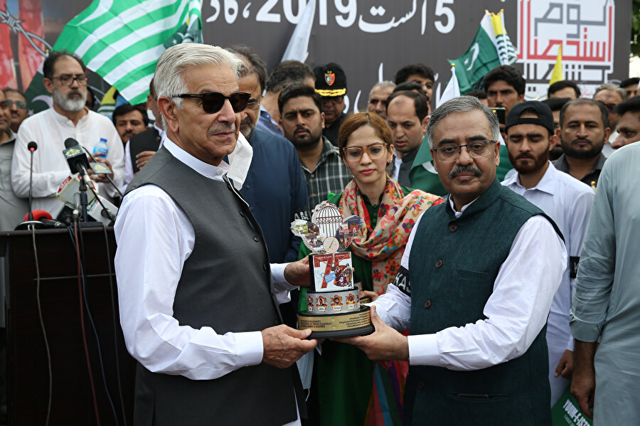 Pakistan Savunma Bakanı Khawaja Muhammed Asıf (solda) ve Pakistan Dışişleri Bakanlığı Sekreteri Sohail Mahmud. 