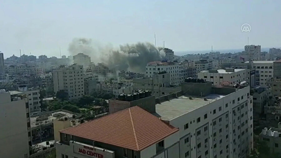 Sosyal medyada, Gazze içindeki bazı yerlerin hedef alındığı ve dumanların yükseldiği görüntüler paylaşıldı.