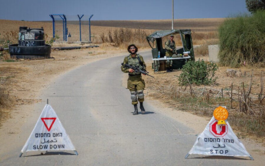 Gazze Şeridi sınırına yakın yolları kapatan İsrail askerleri, 3 Ağustos 2022.
