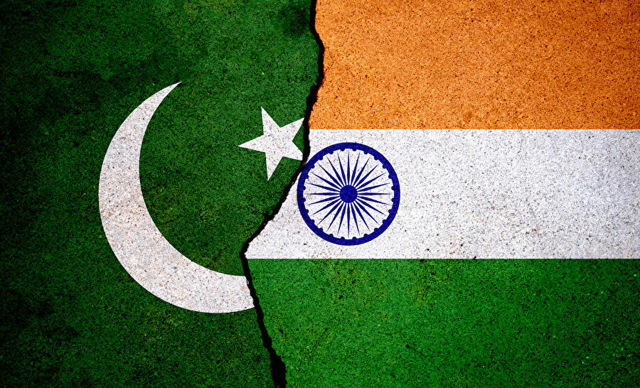 Hindistan, anayasanın yarım asırdan uzun süredir Cammu Keşmir'e ayrıcalık tanıyan 370'inci maddesini 5 Ağustos 2019'da iptal ederek bölgenin özel statülü yapısını ortadan kaldırmış ve eyaleti ikiye bölmüştü.