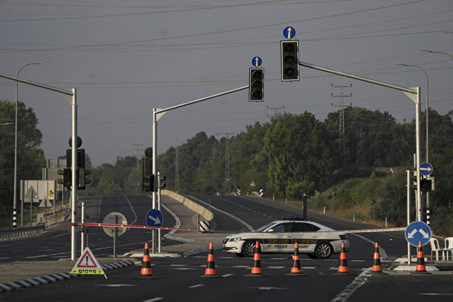 İsrail trafik polisleri Gazze Şeridi sınırına giden ana yolları kapattı.
