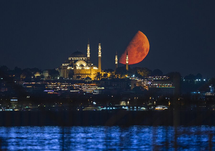 İstanbul'da kartpostallık manzaralar: Yarım ay görenleri hayran bıraktı