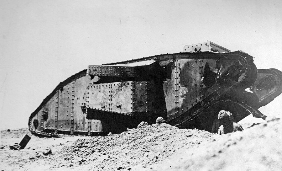 2. Gazze Muharebesi esnasında 19 Nisan 1917 tarihinde 163. Alay Cephesine taarruz eden İngiliz Mark 1 Tankı HMLS Nutty.