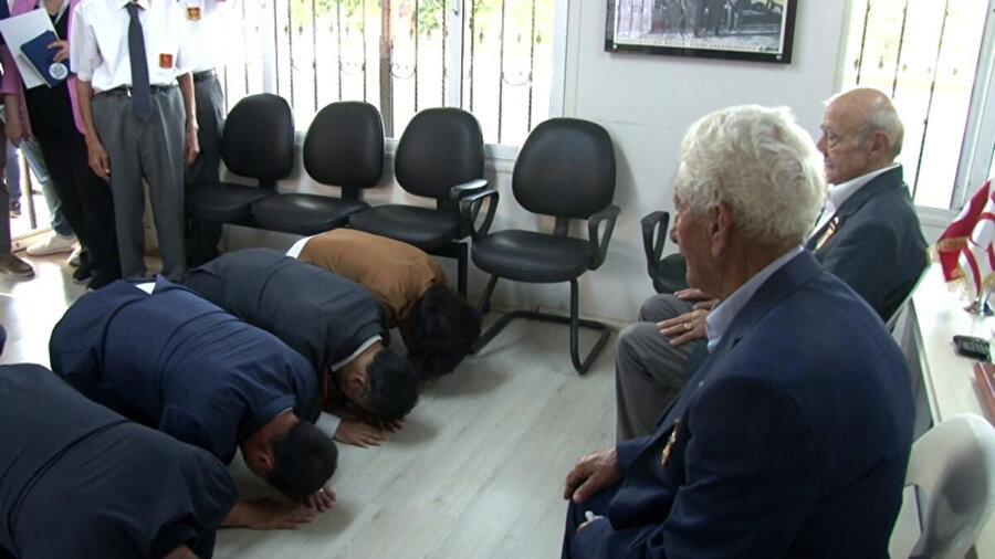 Güney Koreliler gazilerin önünde eğildi