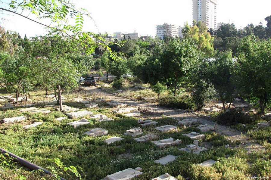 Yüzlerce yıllık bir geçmişe sahip olan Mamilla Mezarlığı, İsrail tarafından parsel parsel işgal ediliyor.