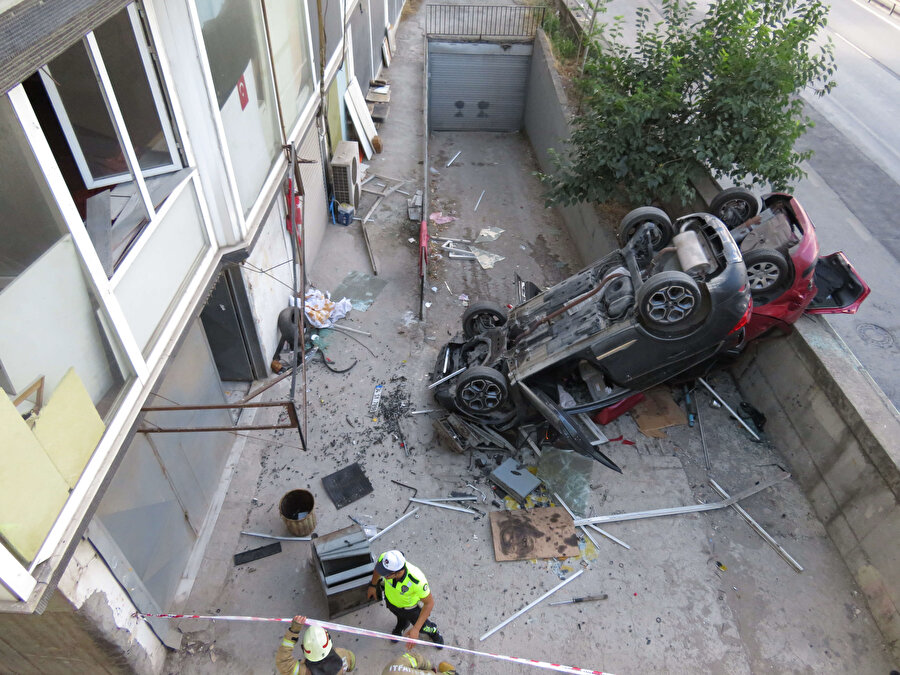 Ataşehir'de ölçüm sırasında gaza basan sürücü, otomobille ikinci kattan düştü