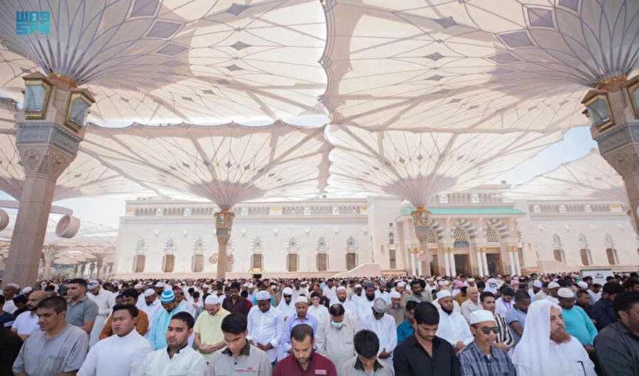 Müslümanlar 5 Ağustos 2022'de Medine'deki Mescid-i Nebevî'de ibadet ediyor. (SPA)