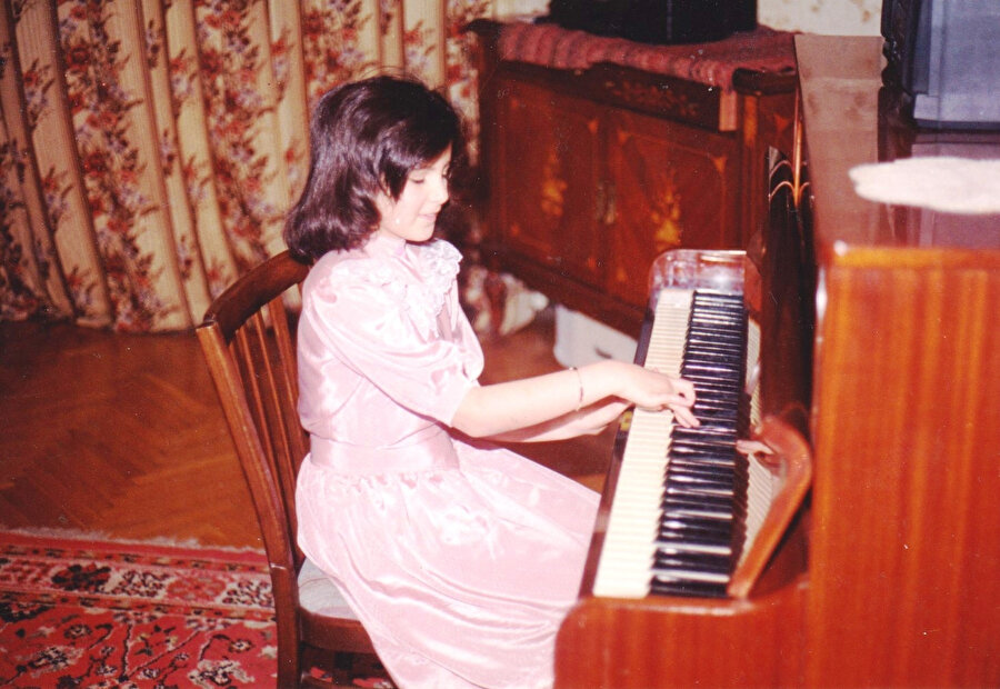 Pek çok evde bulunduğu gibi, öğretim üyesi çiftin evinde de bir piyano vardı. Kızım Meryem'i ayıramazdık başından.