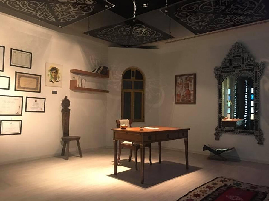 Mahmud Derviş'in Ramallah'taki kişisel eşyalarının sergilendiği müzede yer alan çalışma masası.
