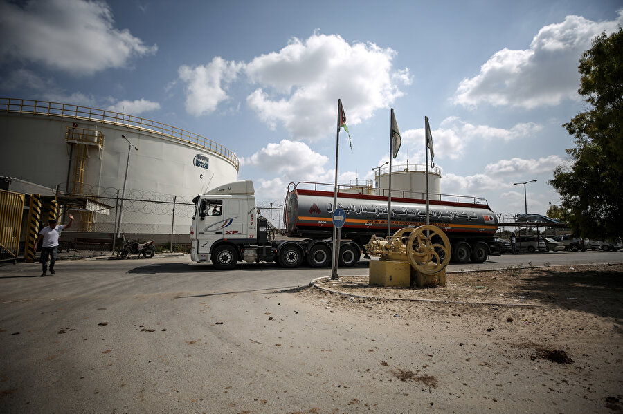 Ateşkesin ardından Kerm Ebu Salim sınır kapısının açılmasıyla Gazzenin tek elektrik santraline akaryakıt dağıtımına başlandı.