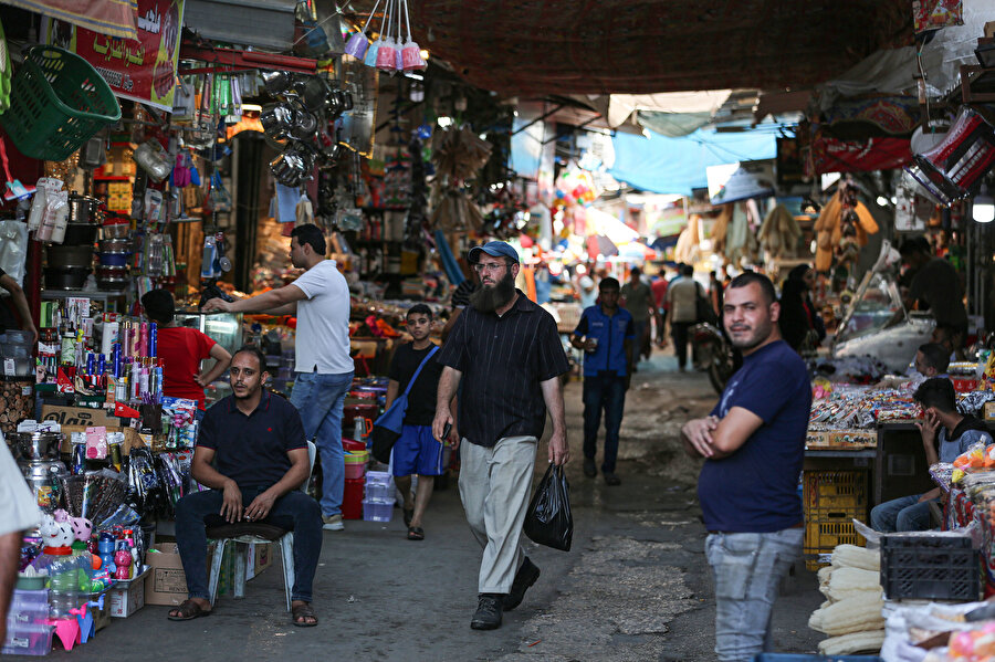 Ateşkesin ardından dükkanlar, bazı özel ve kamu kurumları, bankalar ve eğitim kurumları yeniden çalışmaya başlamasıyla Gazzeliler "normal" hayatlarına dönmeye çalışıyor.
