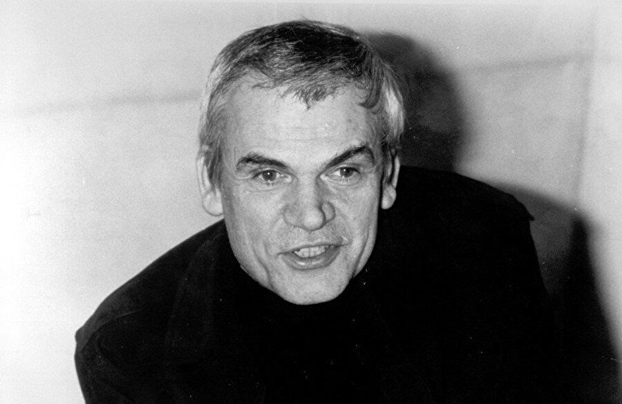 Eserlerini 1993 yılından beri Fransızca olarak kaleme alan Kundera, hayatını Paris'te sürdürmektedir ve yaşayan son varoluşçu olarak nitelendirilir.