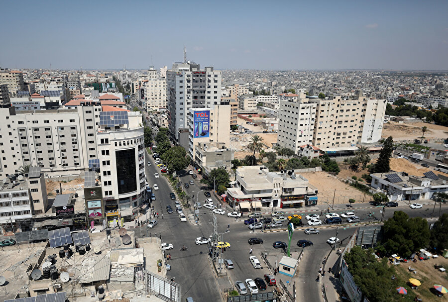 Üç gündür neredeyse bomboş olan Gazze sokaklarında dünden itibaren araç ve yaya trafiği hareketlendi. 