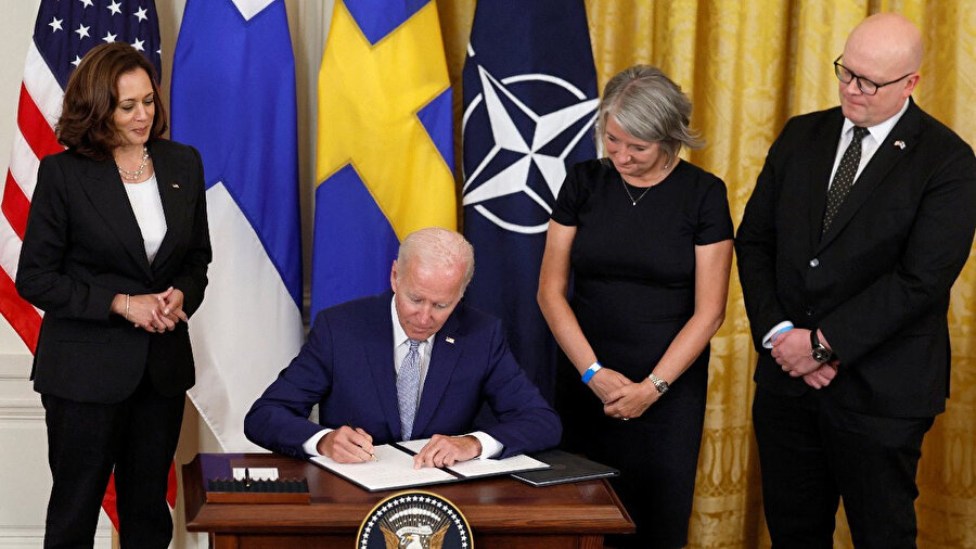 Biden, İsveç ve Finlandiya'nın NATO'ya üyeliğini onayladı