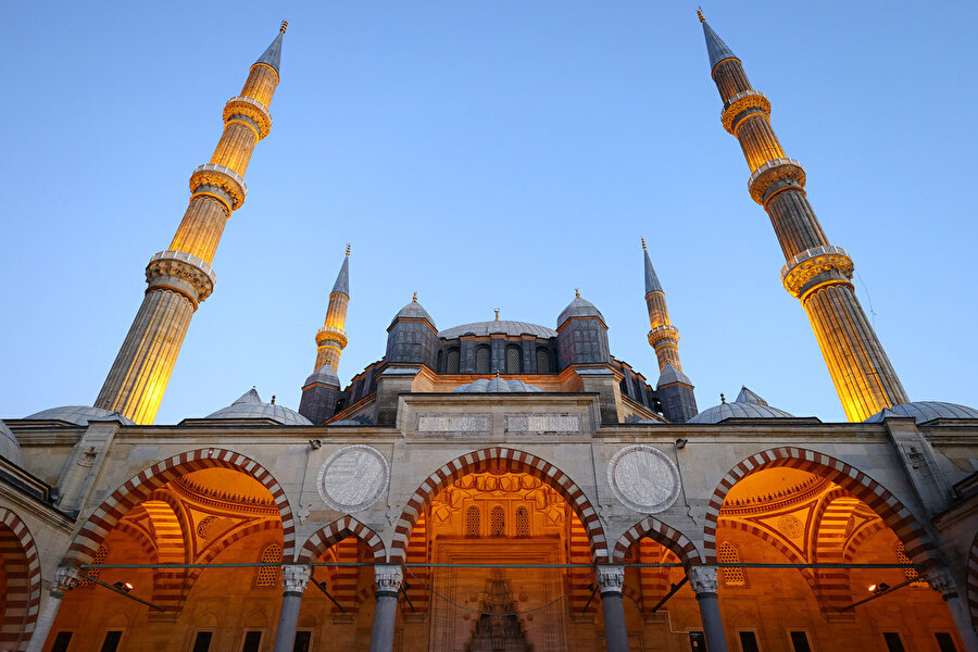 Edirne Selimiye Camii’ni Osmanlı mimarisi içerisindeki en önemli yeri şüphesiz üst örtü sistemidir.