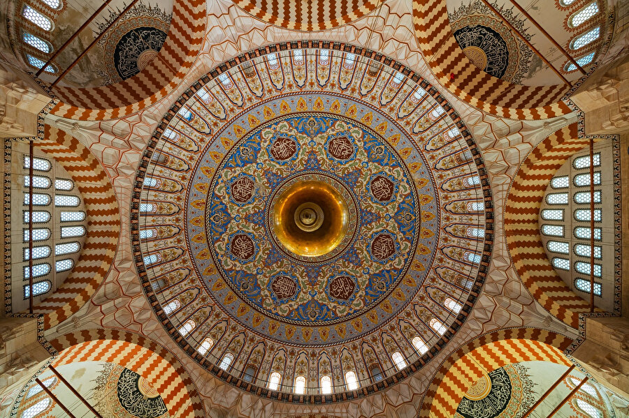 Edirne Selimiye Camii’nin merkezini örten 31,30 metre çapa, 42,25 metre yüksekliğe sahip ve 2 bin ton ağırlığındaki devasa kubbe sekiz paye tarafından taşınmaktadır.
