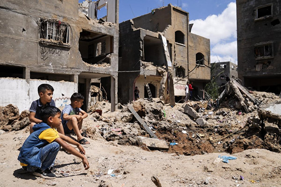 İsrail'in Gazze'ye düzenlediği son saldırılarda, 18 konutun tamamen yıkıldığı, 71'inin kullanılmaz hale geldiği, 1675 konutun ise kısmi zarar gördüğü aktarılmıştı.