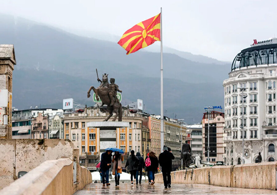 Ohri Çerçeve Anlaşması ile ülkenin herhangi bir şehrinde Makedoncanın yanı sıra yüzde 20'nin üzerinde konuşulan bir dilin daha resmî dil olması kararı alınmıştı.