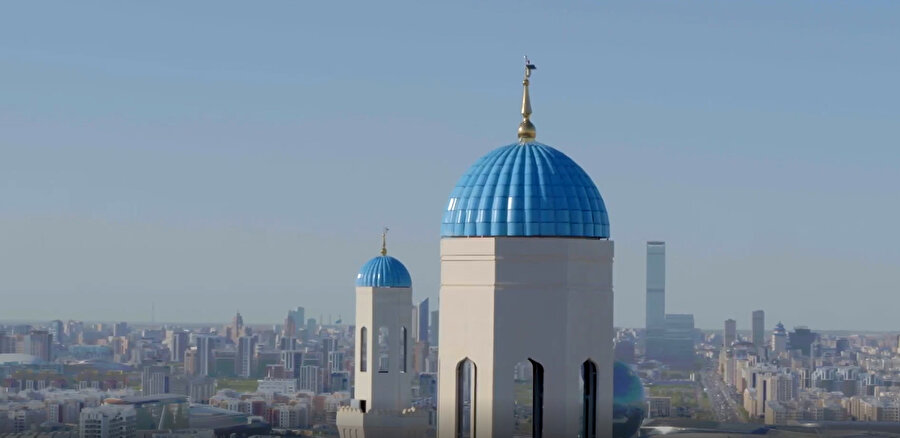 Büyük Nur Sultan Camii her biri 134 metre yüksekliğinde dört minareye sahip.