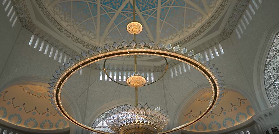 Caminin ana avizesi büyüklüğü ve 1,5 milyon kristaliyle dünya rekoruna sahip.