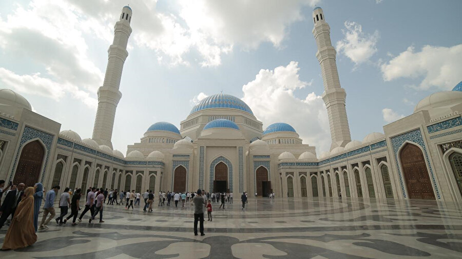 Tasarım ve yapım açısından birçok özelliği bulunan cami, ayrıca dünyanın en büyük 10 camisi arasında yer alıyor.