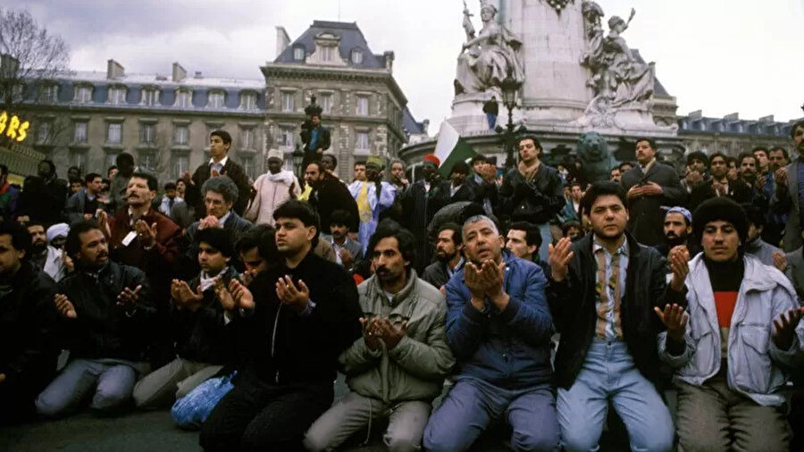 Şeytan Ayetleri, Şubat 1989'da Paris'te protesto edildi.