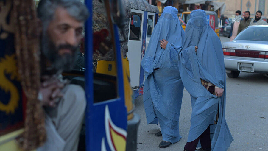 Taliban tarafından yapılan açıklamaya göre, kadınlar ideal örtünme biçimi olarak, 1996'dan 2001'e kadar Taliban'ın önceki katı rejiminin küresel bir sembolü haline gelen, vücudu tamamen örten burka ya da siyah çarşaf giyecek.