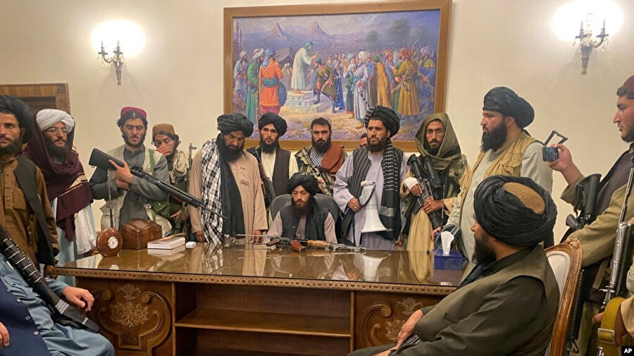 Devrik devlet başkanı Eşref Gani ülkeden ayrıldıktan sonra Afganistan başkanlık sarayının Taliban mensupları tarafından teslim alındı, 15 Ağustos, 2021.