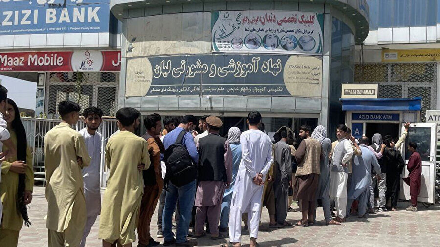 Para krizi nedeniyle nakit çekmek için bankaların önünde sıraya giren Afgan halkı.n