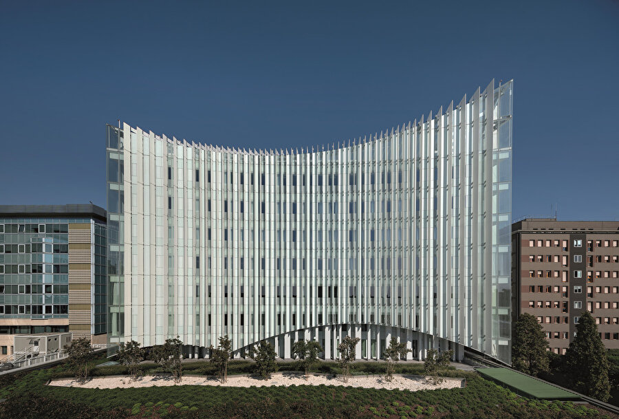 San Raffaele Hastanesi'nin ön cephesi. 