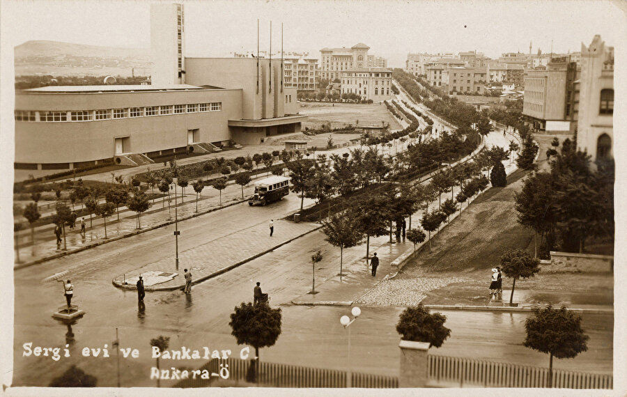 Sergi Evi ve Bankalar Caddesi’nden bir fotoğraf. Kaynak: Salt Araştırma.