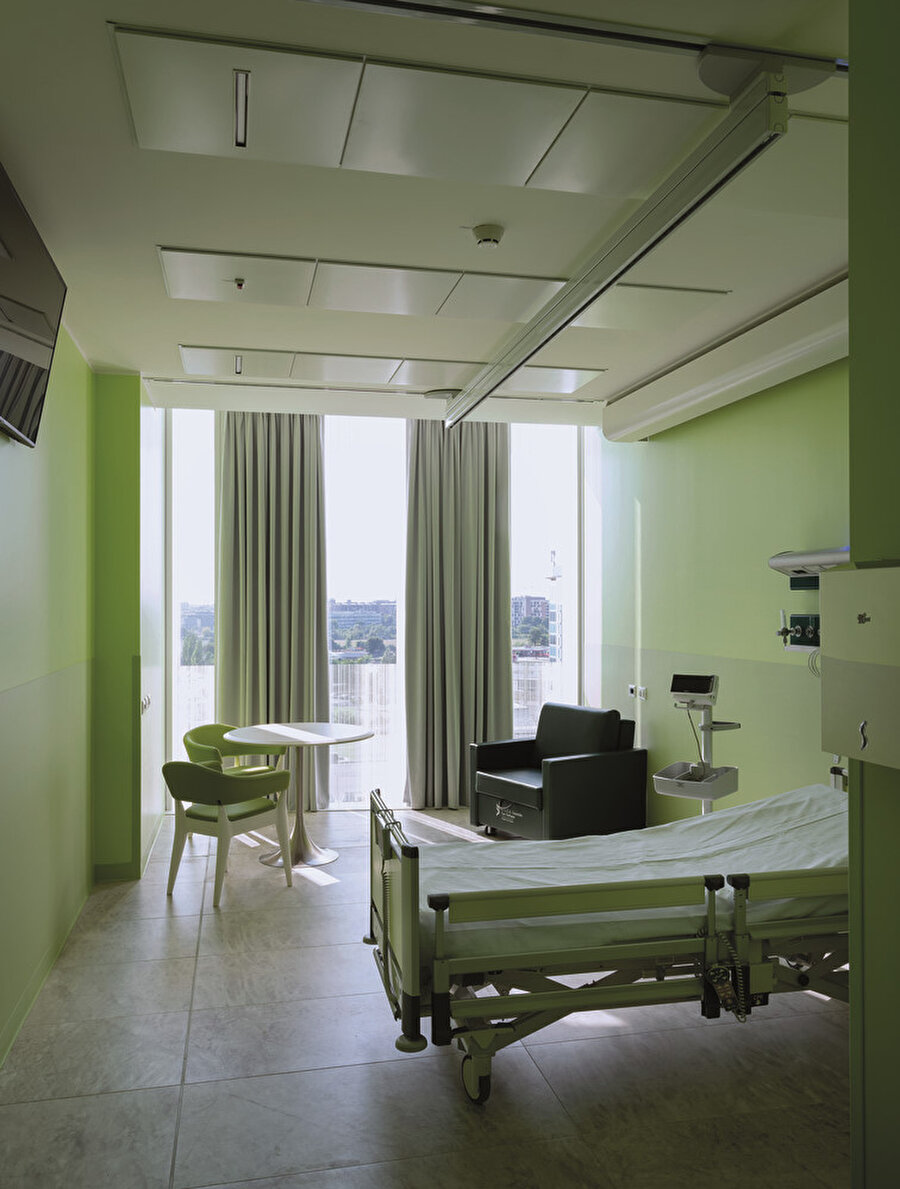  Tedavi odaları ile ziyaretçi alanlarında sakinleştirici tonlardaki yeşiller ve beyazlardan oluşan basit ama pragmatik bir renk paleti tercih ediliyor.