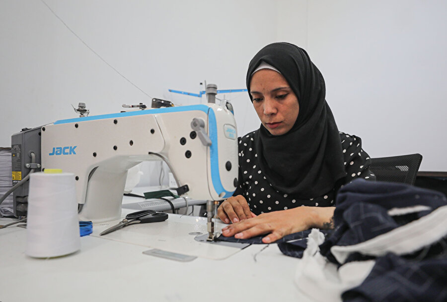 Esma Ebu Tayr, 6 ay süren bir eğitim kursu ile giyim tasarımı ve dikimi mesleğini öğrenmeye yöneldi.