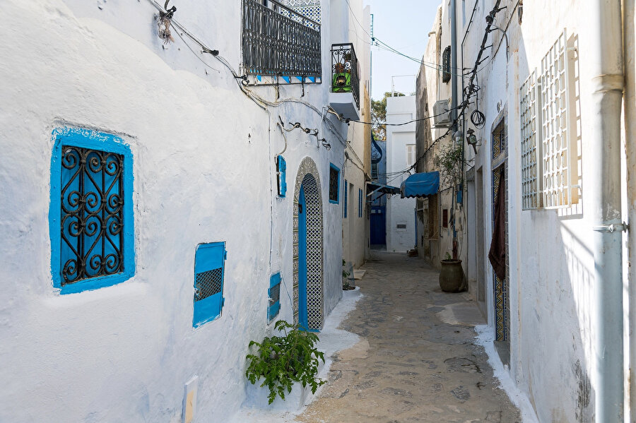Kale içerisi ise oldukça orijinal unsurlar içeriyor. Burada uzayan daracık yollar, birbirine açılan labirentvari sokaklar etrafında yayılmış otantik yapılarla göz doldurucu bir kare meydana getiriyor. 