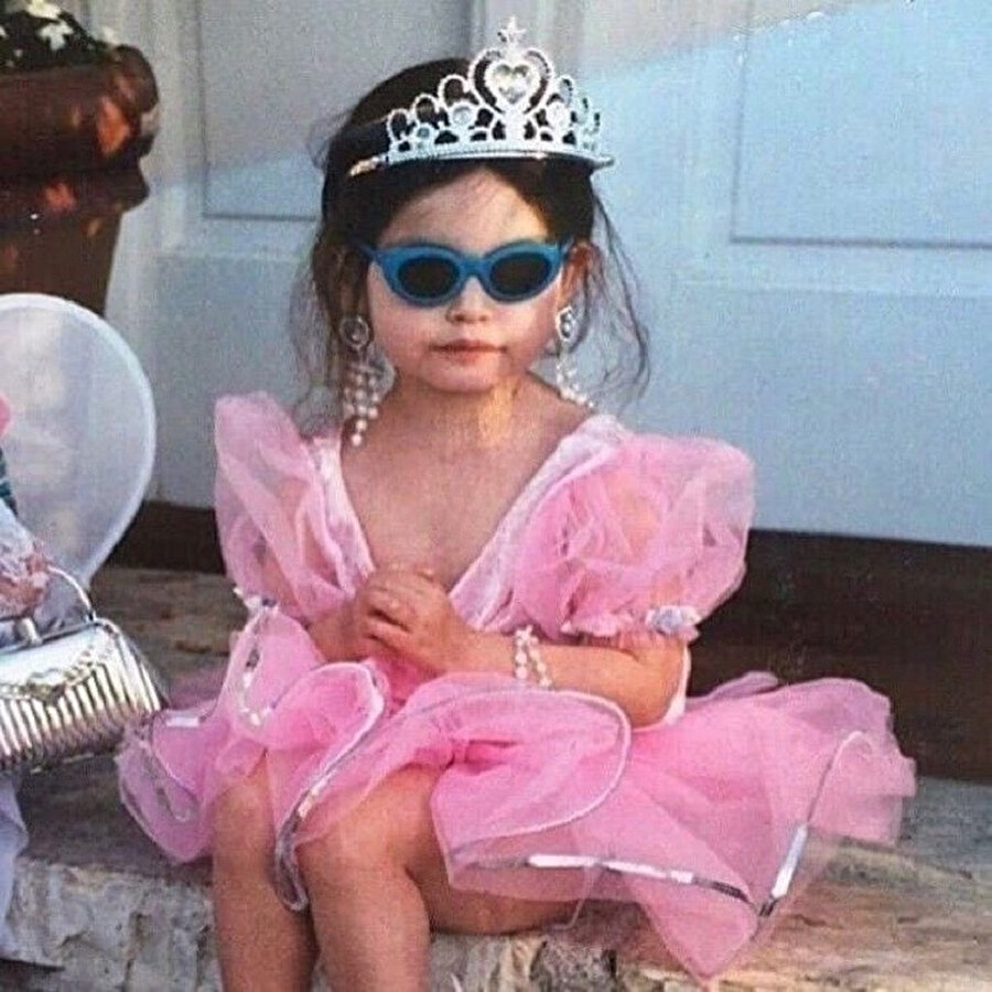 Tekini kaybettiğim ayakkabımı bekliyorum