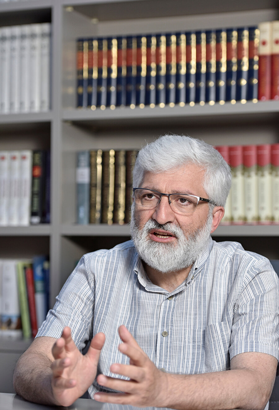 Vakfın Yönetim Kurulu Başkanı Mehmet Koca ile karz-ı hasen kavramını, borç verme sürecinin yönetimini ve vakfın bağış sistemini konuştuk. Fotoğraf : Sedat Özkömeç.