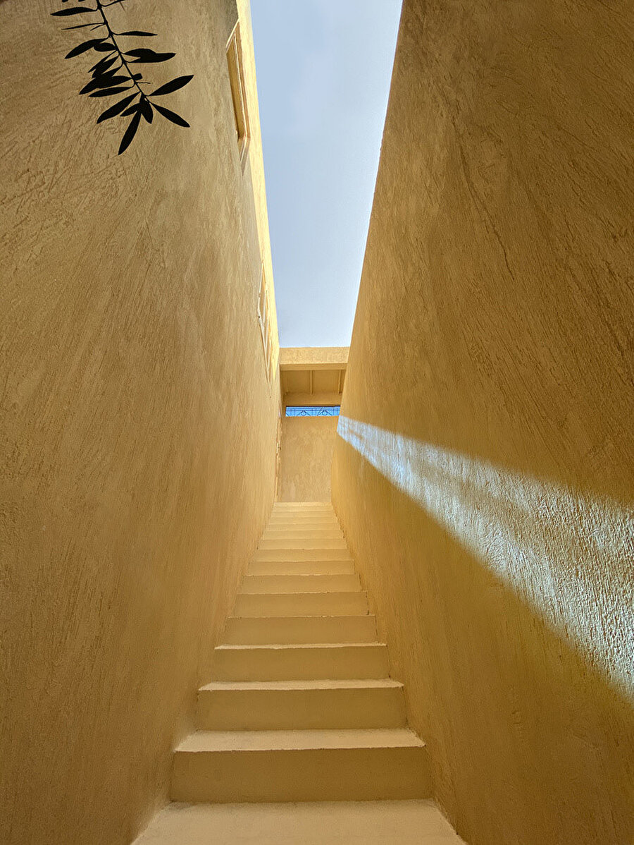 Renkli camlar ile ışık oyunlarının etkisi güçleniyor.