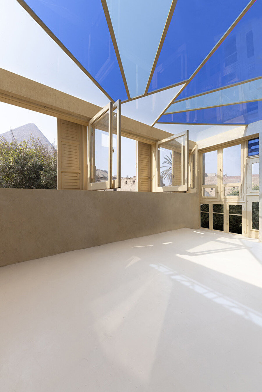 Çok çeşitli geniş açıklıklar tüm mekanı sarıyor.