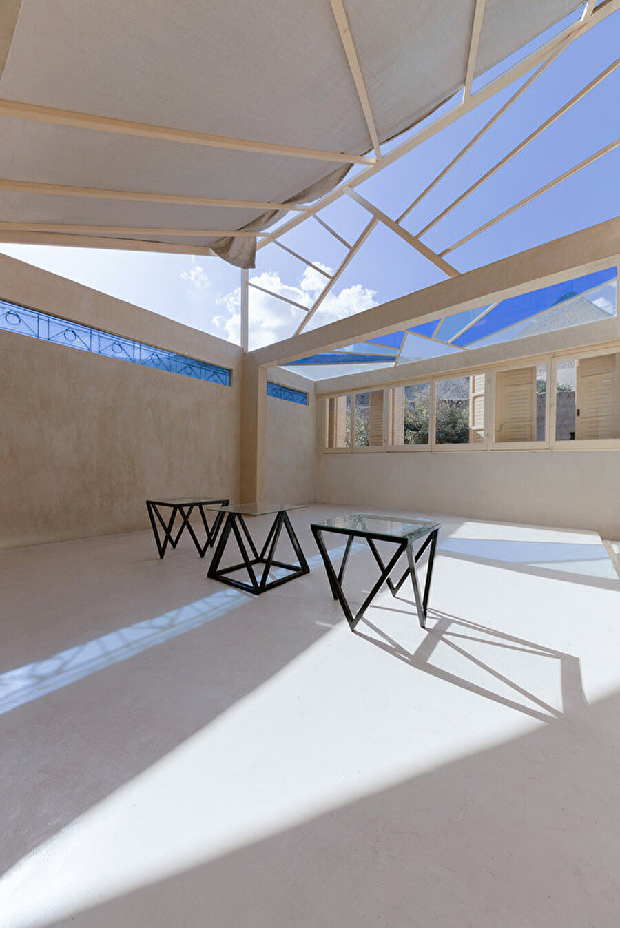 Renkli camlar ferah bir atmosfer oluşturuyor.