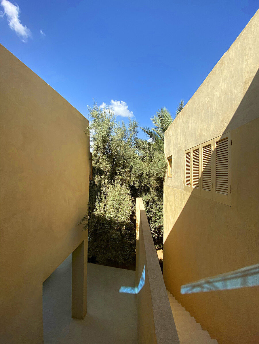 Binada yapılan ekler, yerel binalardaki renk dengesini sürdürüyor.