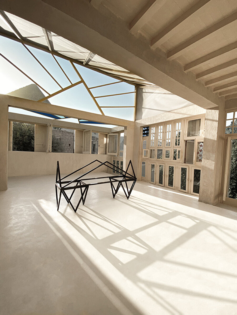 Mobilya tasarımları, piramit geometrisini sürdürüyor.