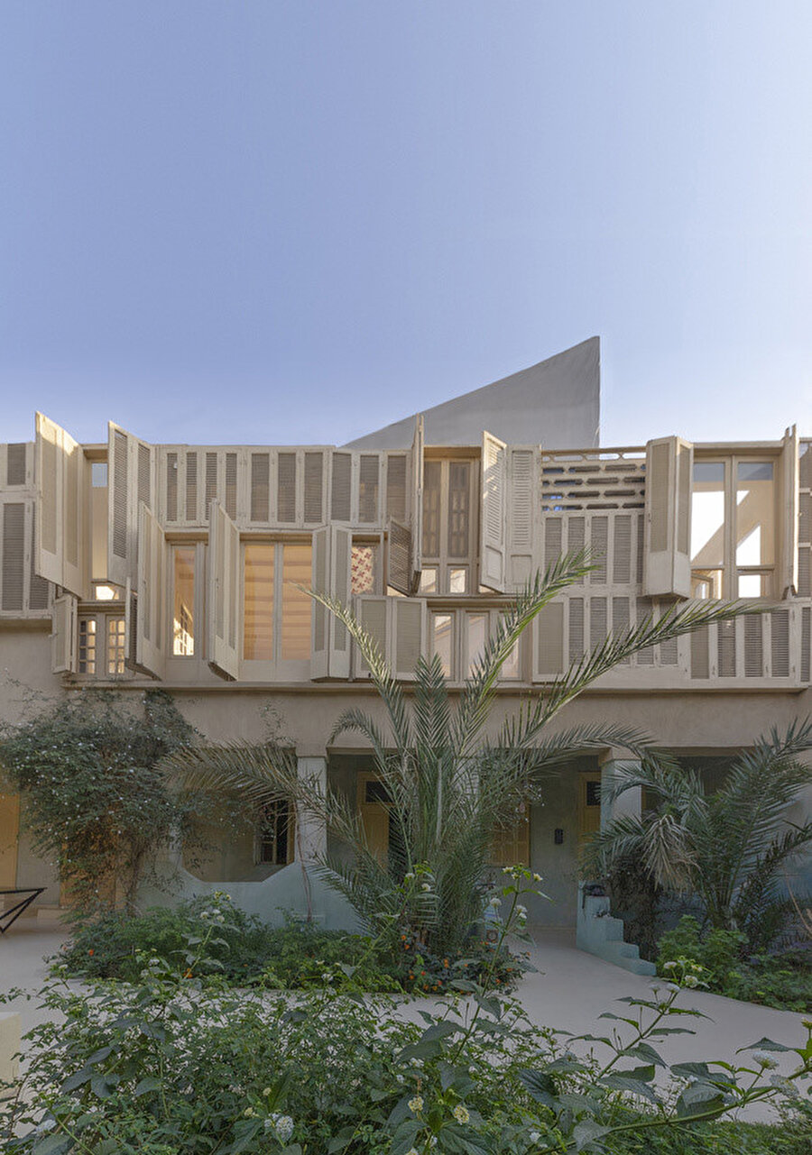 Çatı, bir piramitin silüette belirmesi gibi köşeli şekilde bina üstünde yükseliyor.