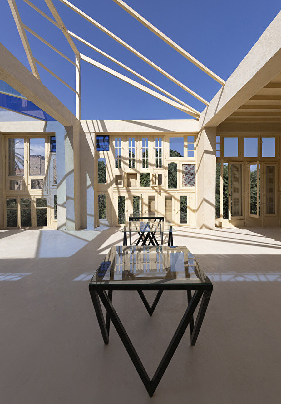 Cam çatının perdesiz, açık hali.