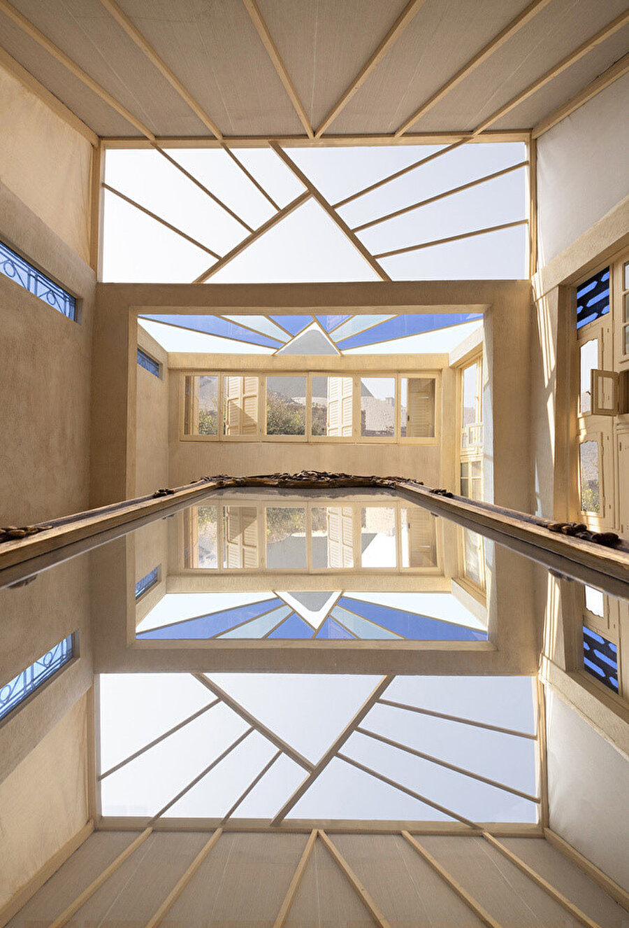 Mobilyalar, manzarayı yansıtarak etkiyi güçlendiriyor.